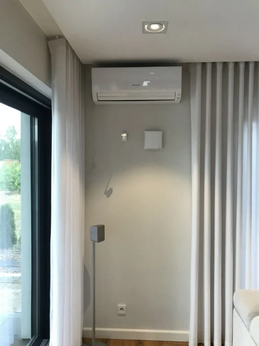 Klimatyzator ścienny w pomieszczeniu mieszkalnym